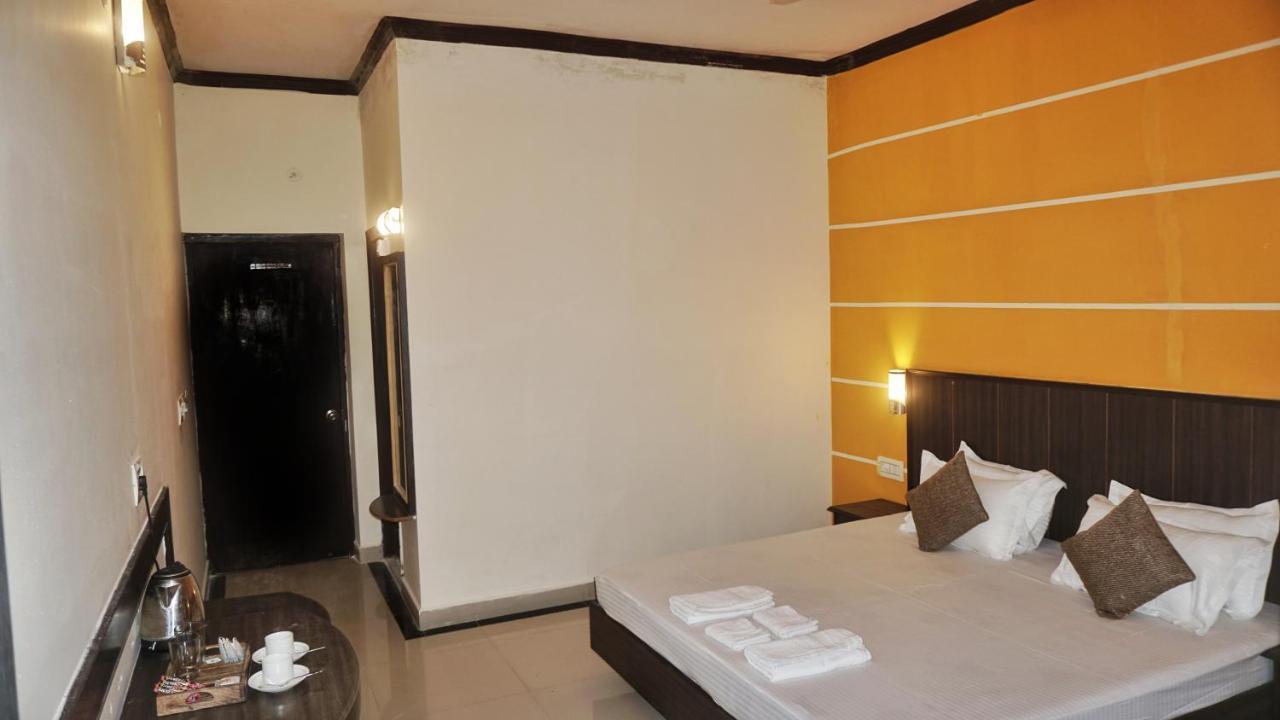 Headquarter Khajuraho Hostel Bagian luar foto